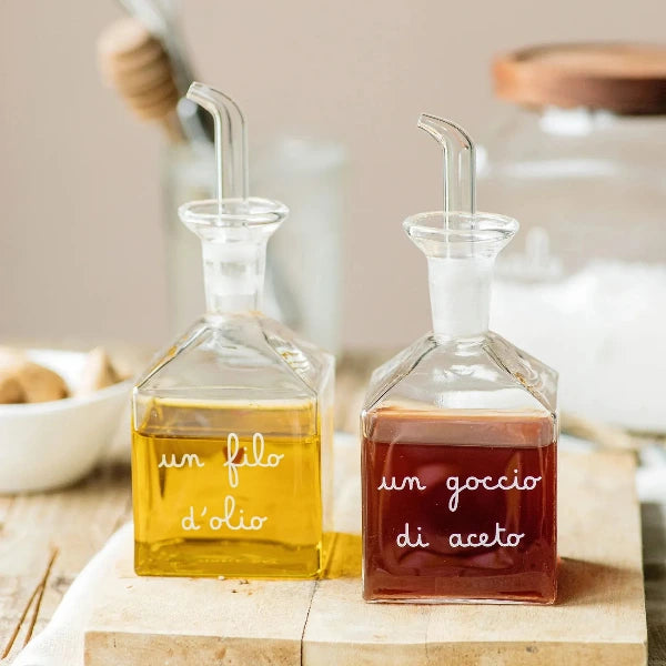 Set 2 Bottiglie - Scritta: Un filo d'olio - Un goccio di aceto